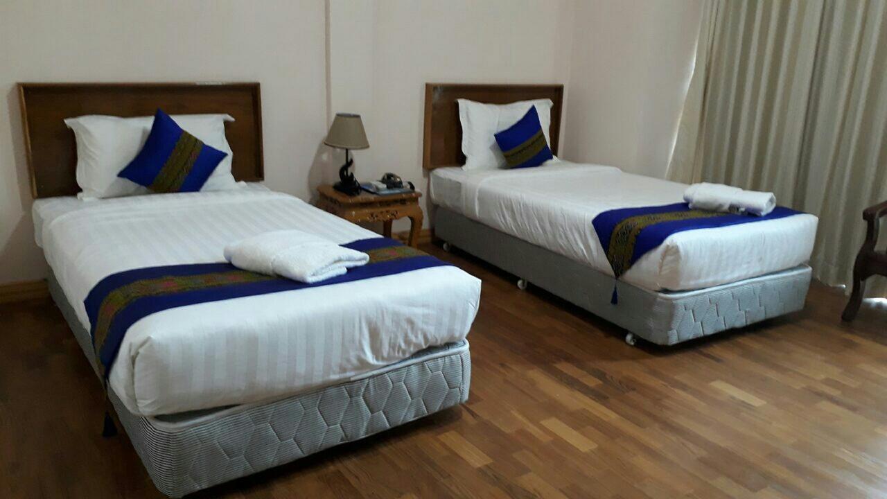 Famous Hotel ลอยก่อ ภายนอก รูปภาพ